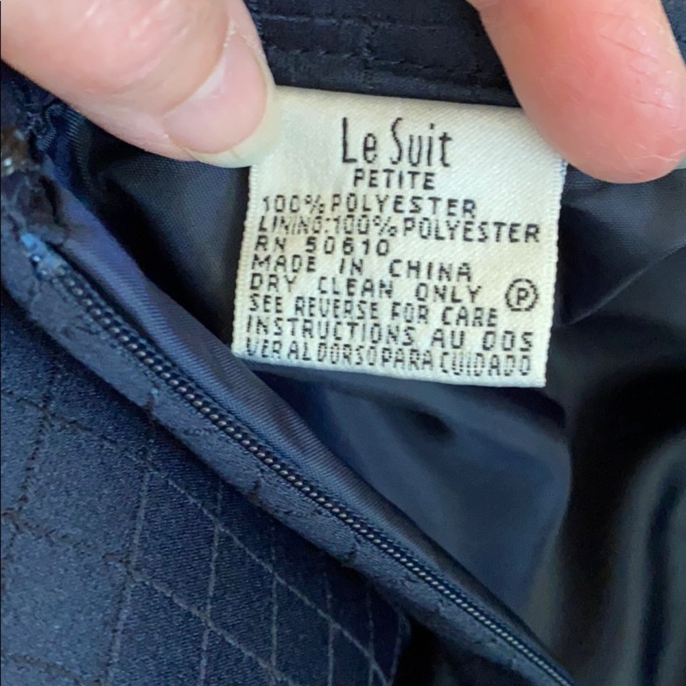 LeSuit Tailored Suit - Picture 7 of 7